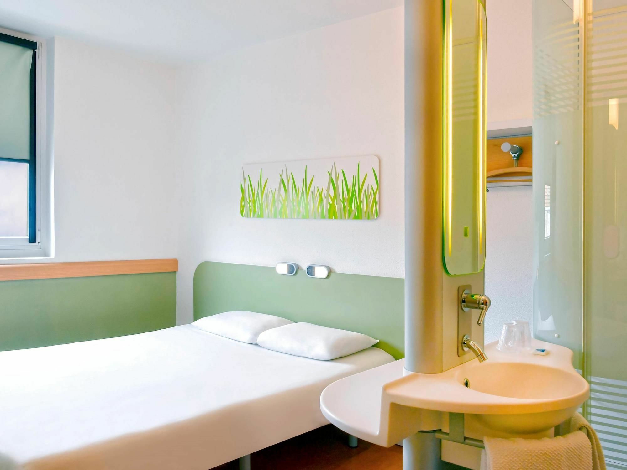 Ibis Budget Saint-Quentin Centre Gare Exterior foto