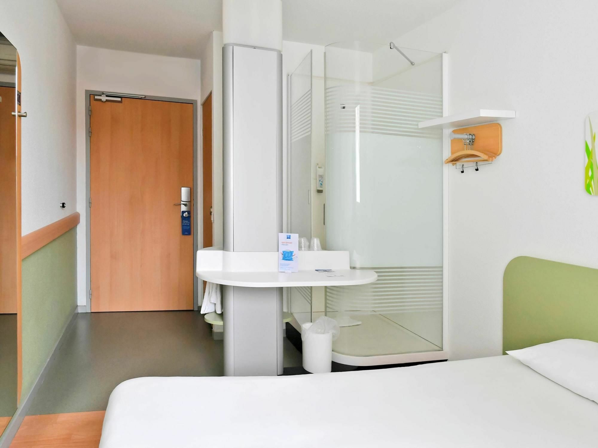 Ibis Budget Saint-Quentin Centre Gare Exterior foto
